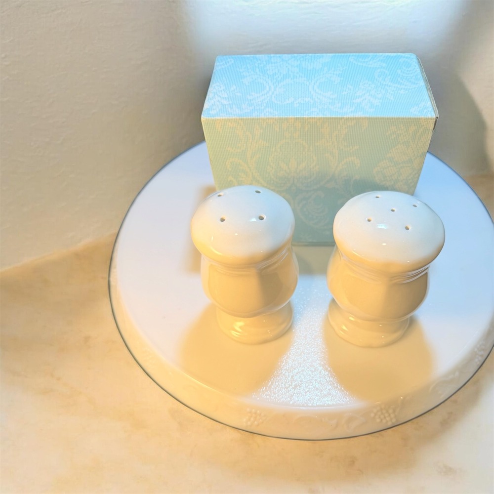 Mikasa French Countryside Salt and Pepper Shaker Set White Ceramic F9000 Boxed - Picture 2 of 5